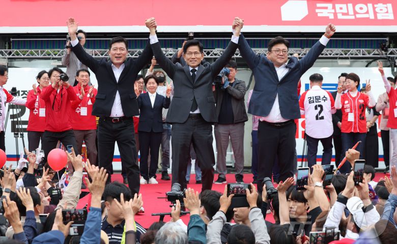 김문수 국민의힘 대통령 후보가 24일 경북 구미시 박정희 전 대통령 생가 인근에서 집중유세를 하고 있다. (공동취재) 2025.5.24/뉴스1 ⓒ News1 김민지 기자