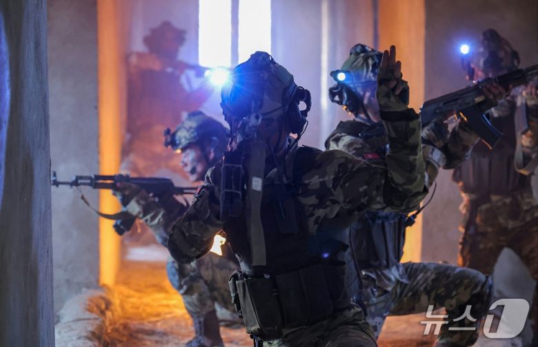 (평양 노동신문=뉴스1) =북한은 지난 4월 5일 "김정은 동지께서 4월 4일 조선인민군 특수작전부대들의 훈련기지를 방문하시고 종합훈련을 지도했다"라고 보도했다. [국내에서만 사용가능. 재배포 금지. DB 금지. For Use Only in the Republic of Korea. Redistribution Prohibited] rodongphoto@news1.kr