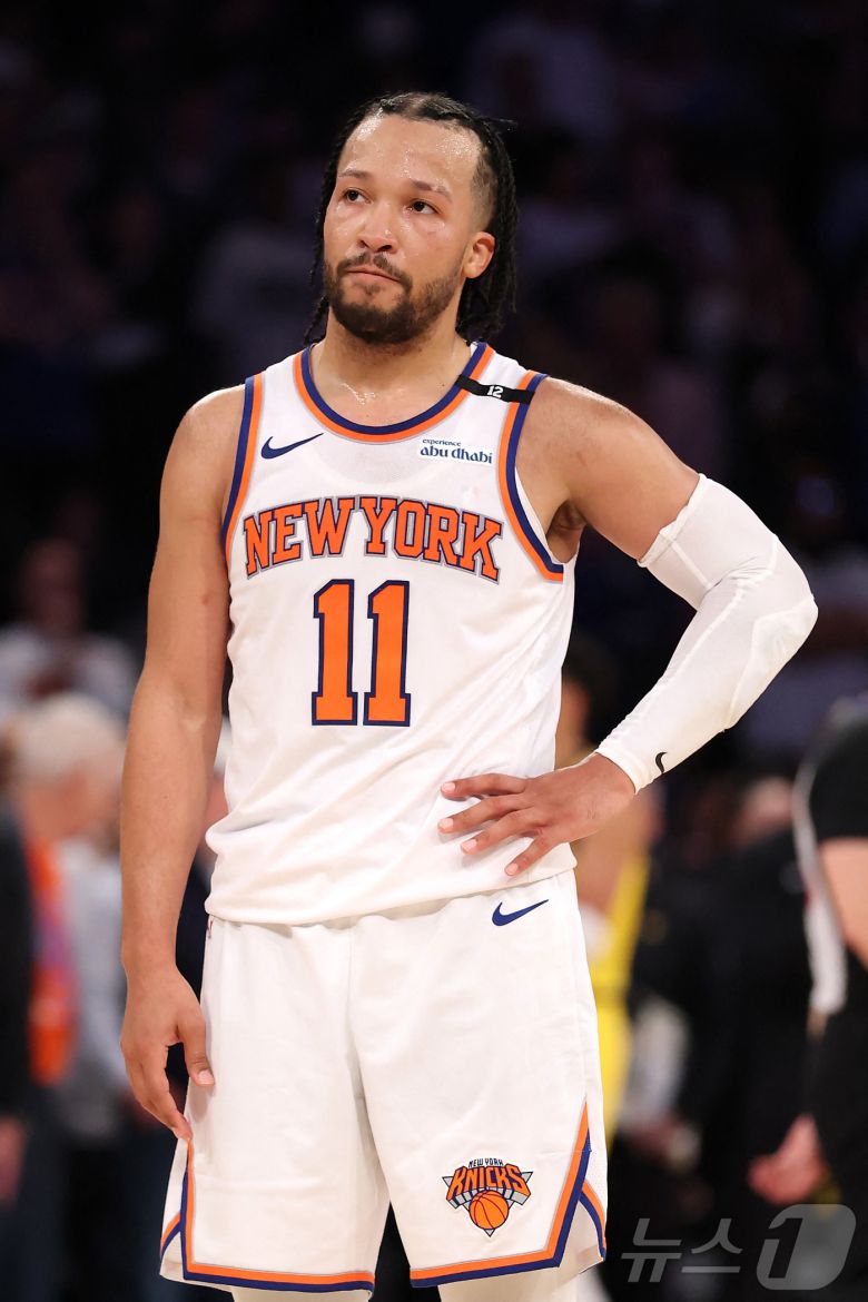 뉴욕 닉스 제일런 브런슨이 24일(한국시간) 열린 2024-25 NBA 플레이오프 동부 콘퍼런스 결승 2차전에서 인디애나 페이서스에 109-114로 패한 뒤 아쉬워하고 있다. ⓒ AFP=뉴스1