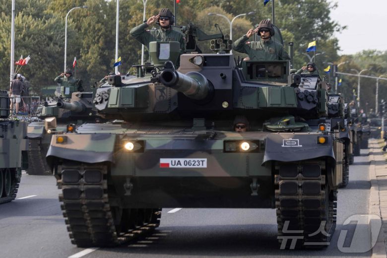지난해 8월 바르샤바에서 열린 폴란드 '국군의 날' 기념 행사에서 현대로템이 수출한 'K2 '전차가 폴란드군의 주력 탱크로서 위용을 과시하는 모습. 폴란드 국군의 날은 1920년 8월 침공한 구소련군(볼셰비키)을 물리친 이른바 바르샤바 전투 승전일이다. 2024.08.16 ⓒ AFP=뉴스1 ⓒ News1 김성식기자