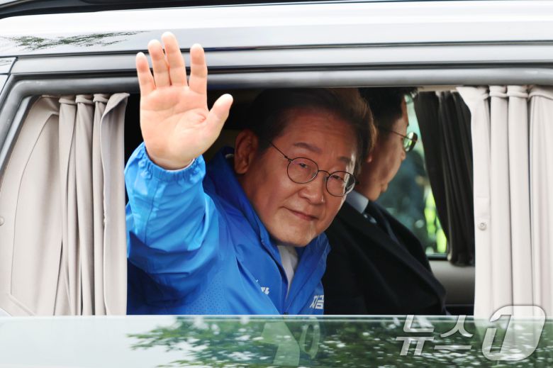 이재명 더불어민주당 대통령 후보가 24일 오후 경기도 안양시 동안구 평촌중앙공원에서 열린 집중유세를 마친 후 시민들을 향해 인사하고 있다. (공동취재) 2025.5.24/뉴스1 ⓒ News1 이재명 기자