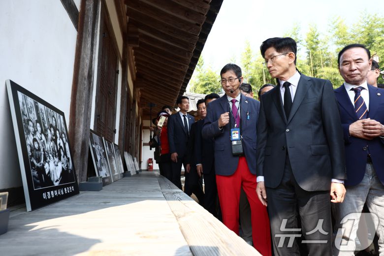 김문수 국민의힘 대통령 후보가 25일 오전 충북 옥천군 박정희 전 대통령의 부인 육영수 여사 생가를 방문해 둘러보고 있다. 2025.5.25/뉴스1 ⓒ News1 김민지 기자