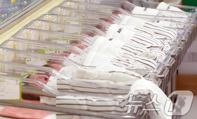 인천 미추홀구 아인병원에서 간호사가 신생아를 돌보고 있다. 2025.2.26/뉴스1 ⓒ News1 김진환 기자