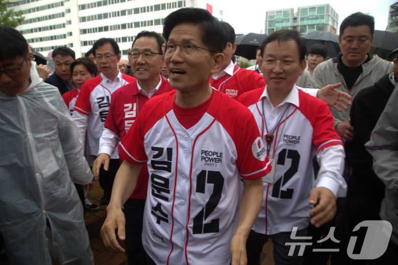 24일 오후 2시 김문수 국민의힘 21대 대통령선거 후보가 경북 안동 웅부공원을 방문해 지지자들과 만남을 가졌다. 이날 여러 국민의힘 의원들도 유세현장에 지원을 나왔다.2025.5.24/뉴스1 ⓒ News1 신성훈 기자