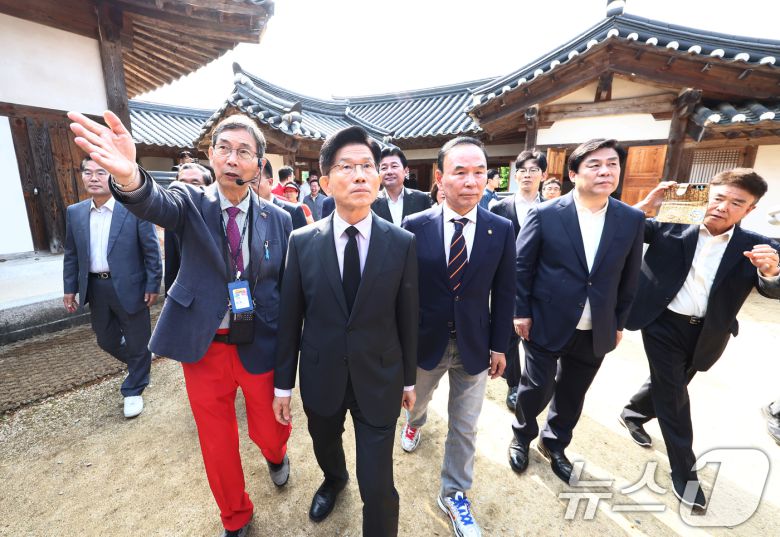 김문수 국민의힘 대통령 후보가 25일 오전 충북 옥천군 박정희 전 대통령의 부인 육영수 여사 생가를 방문해 둘러보고 있다. 2025.5.25/뉴스1 ⓒ News1 김민지 기자