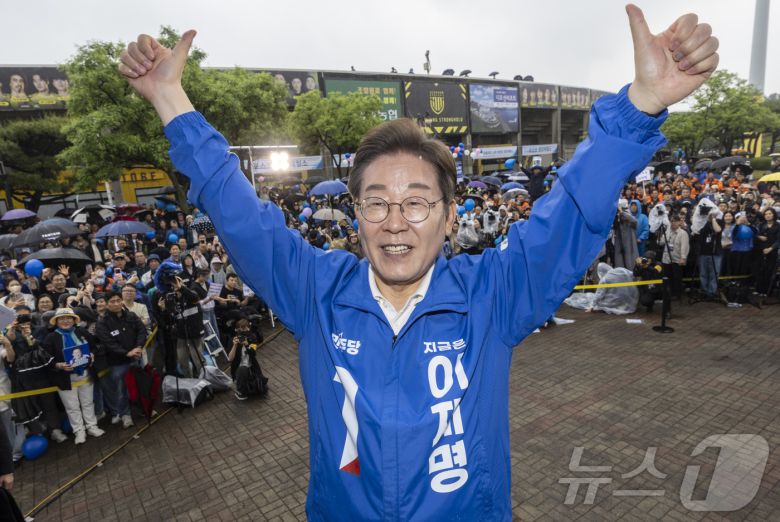 이재명 더불어민주당 대통령 후보가 '이순신 호국 벨트' 유세차 15일 전남 광양시 전남드래곤즈구장 북문을 찾아 지지를 호소하고 있다. (공동취재) 2025.5.15/뉴스1 ⓒ News1 안은나 기자