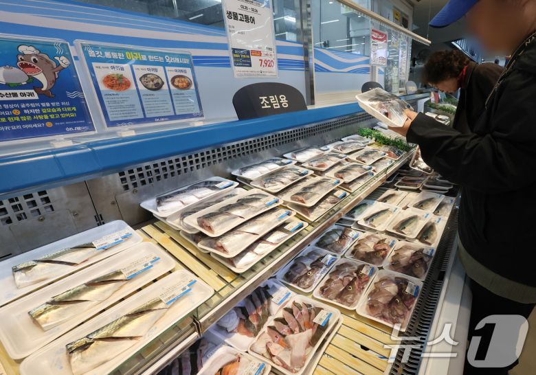 밥상 위에 주로 오르는 고등어·오징어 수산물의 소비자 가격이 크게 뛰면서  대형마트는 물량 확보 및 가격 인하에 주력하면서 고객 모으기에 집중하고 있다. 서울 시내의 한 대형마트 수산코너. 2025.3.23/뉴스1 ⓒ News1 허경 기자