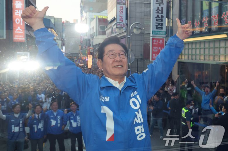 이재명 더불어민주당 대통령 후보가 캐스팅보트인 충청권 공략에 나선 25일 오후 충남 천안시 신부문화거리를 찾아 두팔을 번쩍 들며 인사하고 있다. (공동취재) 2025.5.25/뉴스1 ⓒ News1 안은나 기자