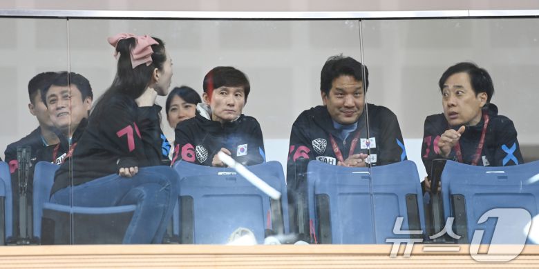 탁구대표팀 최영일 훈련 단장(왼쪽부터), 탁구협회 채문선 전 부회장, 현정화 부회장, 이태성 회장, 유남규 부회장이 18일(현지시간) 카타르 도하 카타르대학교 스포츠 컴플렉스에서 열린 2025 국제탁구연맹(ITTF) 세계선수권대회 경기를 지켜보고 있다. (사진공동취재단) 2025.5.19/뉴스1