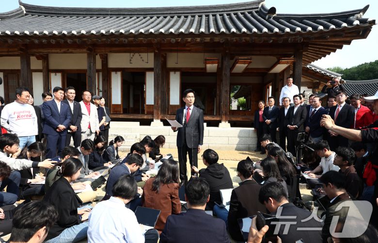 김문수 국민의힘 대통령 후보가 25일 오전 충북 옥천군 박정희 전 대통령의 부인 육영수 여사 생가를 둘러본 뒤 현안 관련 브리핑을 하고 있다. 2025.5.25/뉴스1 ⓒ News1 김민지 기자