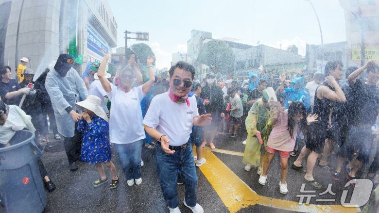 25일 오후 춘천 중앙로에서 열린 개막난장 '아!水라장'에서 육동한 춘천시장이 축제를 즐기고 있다.(춘천시 제공, 재판매 및 DB금지)