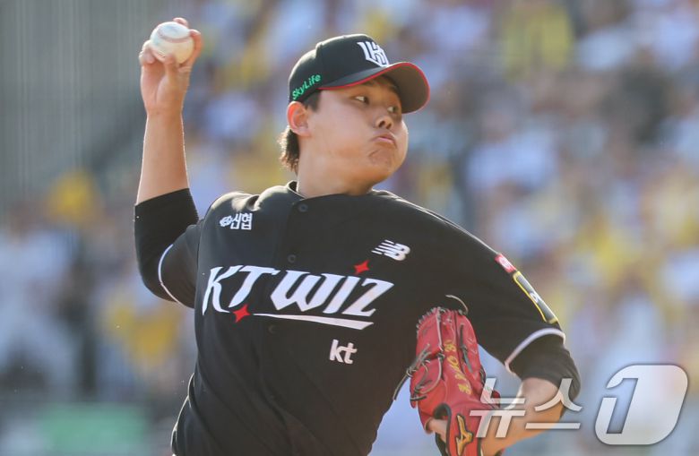 5일 오후 서울 송파구 잠실야구장에서 열린 프로야구 '2024 신한 SOL 뱅크 KBO 포스트시즌' 준플레이오프 1차전 kt 위즈와 LG 트윈스의 경기, kt 소형준이 8회말 등판해 역투하고 있다. 2024.10.5/뉴스1 ⓒ News1 김도우 기자