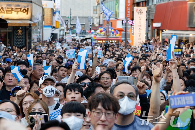이재명 더불어민주당 대통령 후보가 캐스팅보트인 충청권 공략에 나선 25일 오후 충남 천안시 신부문화거리에서 시민들이 이 후보 유세를 듣고 있다. 2025.5.25/뉴스1 ⓒ News1 안은나 기자