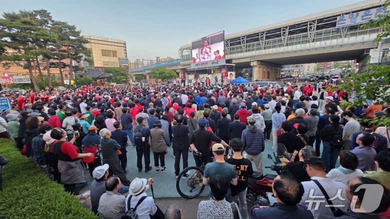 김문수 국민의힘 대선 후보는 25일 온양온천역 광장에서 유세를 벌였다. 2025.5.25. /뉴스1 ⓒ News1 이시우 기자
