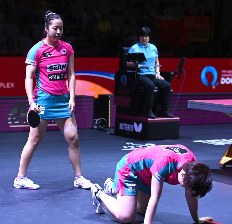 세계탁구선수권 여자복식 4강에서 패한 뒤 아쉬워하는 유한나(왼쪽)와 신유빈. 2025.5.22/뉴스1 ⓒ News1 사진공동취재단