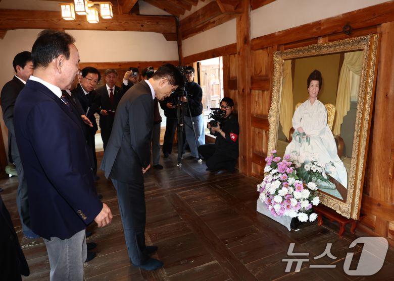 김문수 국민의힘 대통령 후보가 25일 오전 충북 옥천군 박정희 전 대통령의 부인 육영수 여사 생가를 방문하고 있다. 2025.5.25/뉴스1 ⓒ News1 김민지 기자