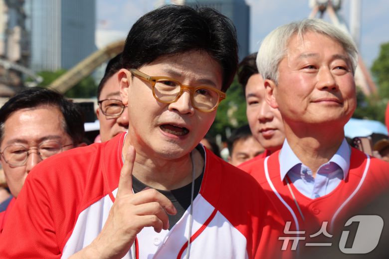한동훈 전 국민의힘 대표가 25일 오후 서울 송파구 석촌호수에서 김문수 대통령 후보 지원 유세를 마치고 취재진 질문에 답하고 있다. 2025.5.25/뉴스1 ⓒ News1 황기선 기자