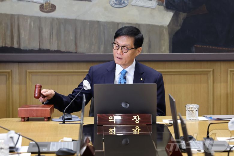이창용 한국은행 총재가 서울 중구 한국은행에서 열린 금융통화위원회에서 의사봉을 두드리고 있다. 2025.4.17/뉴스1 ⓒ News1 사진공동취재단