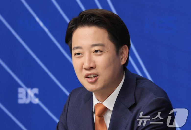 이준석 개혁신당 대통령 후보가 26일 오전 서울 양천구 한국방송회관에서 열린 한국방송기자클럽(BJC) 초청 토론회에서 패널들과 대화하고 있다. (공동취재) 2025.5.26/뉴스1 ⓒ News1 신웅수 기자