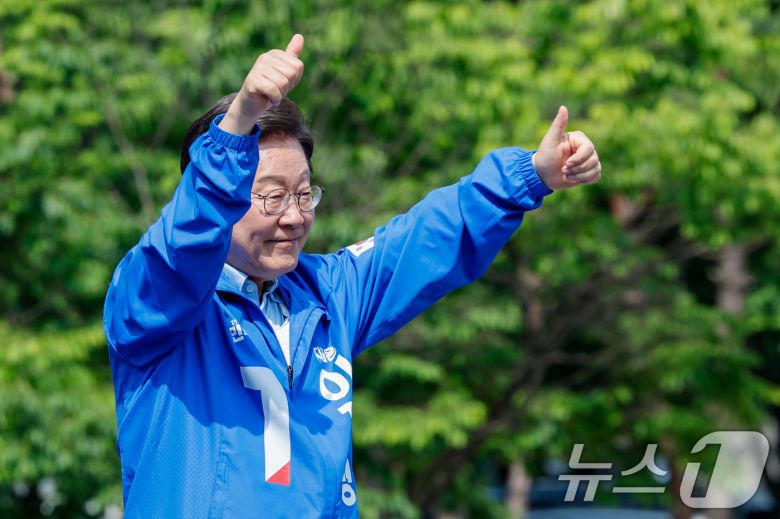 이재명 더불어민주당 대통령 후보가 26일 오후 경기 용인시 단국대학교 죽전캠퍼스 정문 앞을 찾아 유세를 마친 뒤 인사하고 있다. 2025.5.26/뉴스1 ⓒ News1 안은나 기자