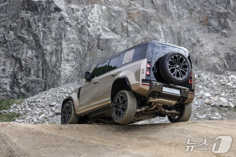 비포장 내리막길을 내려가는 디펜더 옥타.