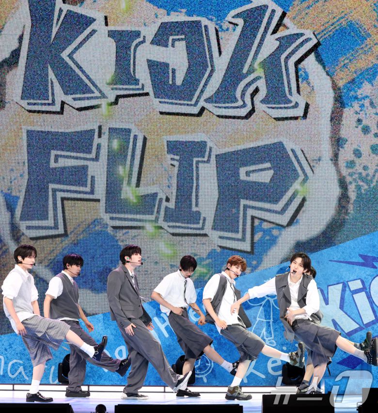 그룹 킥플립이 26일 오후 서울 광진구 YES24 라이브홀에서 열린 새 앨범 'Kick Out, Flip Now!' 발매 기념 쇼케이스에서 타이틀곡 'FREEZE'를 선보이고 있다. 2025.5.26/뉴스1 ⓒ News1 권현진 기자