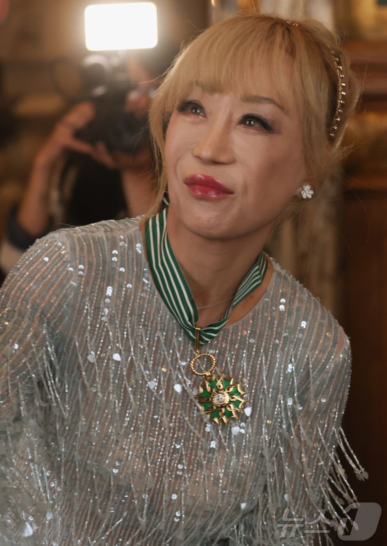 소프라노 조수미가 26일(현지시간) 프랑스 파리 오페라 코미크 극장(Opéra Comique)에서 한국계 플뢰르 펠르렝 전 프랑스 문화부 장관에게 프랑스 문화예술공로훈장 최고 등급인 코망되르(Commandeur)를 수여받은 뒤 인사하고 있다. 2025.5.26/뉴스1 ⓒ News1 이준성 기자