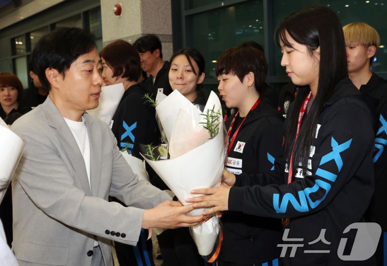 탁구 국가대표팀 신유빈이 26일 인천공항에서 2025 카타르 도하 세계탁구선수권대회를 마치고 귀국해 유남규 대한탁구협회 실무부회장으로 부터 꽃다발을 받고 있다. 신유빈은 이번 대회 여자 복식과 혼합 복식에서 동메달 2개로 대회를 마쳤다. 단일 세계선수권 메달 2개는 한국 여자 선수로는 '탁구 여왕'으로 불렸던 현정화 대한탁구협회 수석부회장(한국마사회 감독) 이후 32년 만이다. 2025.5.26/뉴스1 ⓒ News1 김명섭 기자
