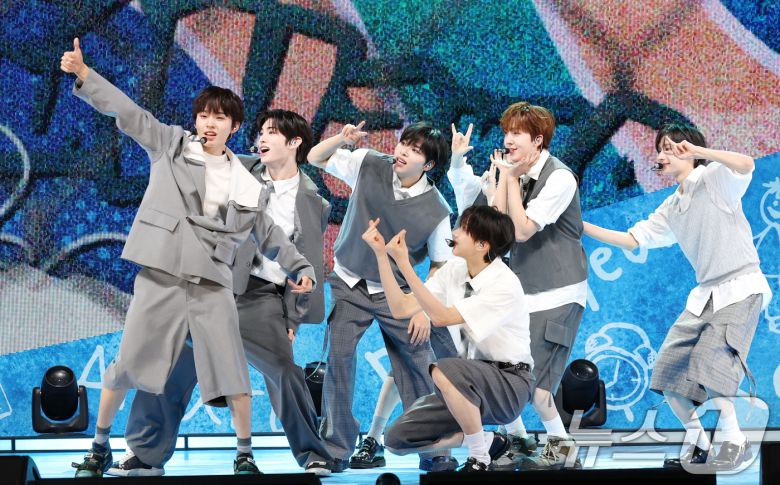 그룹 킥플립이 26일 오후 서울 광진구 YES24 라이브홀에서 열린 새 앨범 'Kick Out, Flip Now!' 발매 기념 쇼케이스에서 타이틀곡 'FREEZE'를 선보이고 있다. 2025.5.26/뉴스1 ⓒ News1 권현진 기자