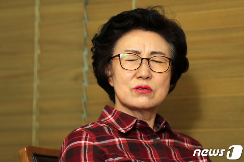 44년 만에 잃어버린 딸을 만나는 한태순 씨가 16일 오후 경기도 안양시 소재 자택에서 뉴스1과 인터뷰를 하던 중 잃어버렸을 당시를 생각하며 눈을 감고 있다. 2019.10.16/뉴스1 ⓒ News1 조태형 기자