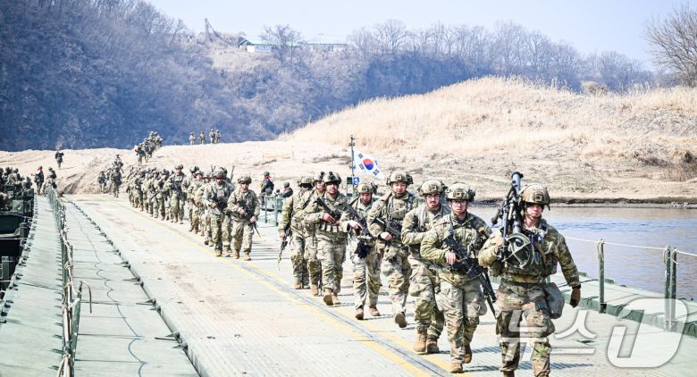 미2사단/한미연합사단 장병들이 도하를 실시하고 있다. (육군 제공. 재판매 및 DB 금지) 2025.3.20/뉴스1
