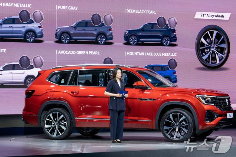 이지현 폭스바겐코리아 상품기획팀 부장이 26일 인천 중구 스튜디오 파라다이스에서 폭스바겐 준대형 스포츠유틸리티차(SUV) '아틀라스'를 취재진에 소개하고 있다(폭스바겐코리아 제공). 2025.05.26.