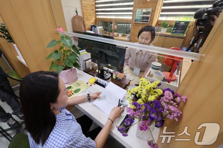 26일 광주지방법원에서 증인지원관이 민원인에게 특별증인지원서비스에 대해 안내하고 있다. 2025.5.26/뉴스1 ⓒ News1 박지현 기자