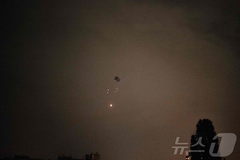 25일(현지시간) 우크라이나 키이우 상공에서 러시아 군의 드론이 격추돼 파편이 떨어 지는 모습이 보인다. 2025.05.26 ⓒ AFP=뉴스1 ⓒ News1 우동명 기자