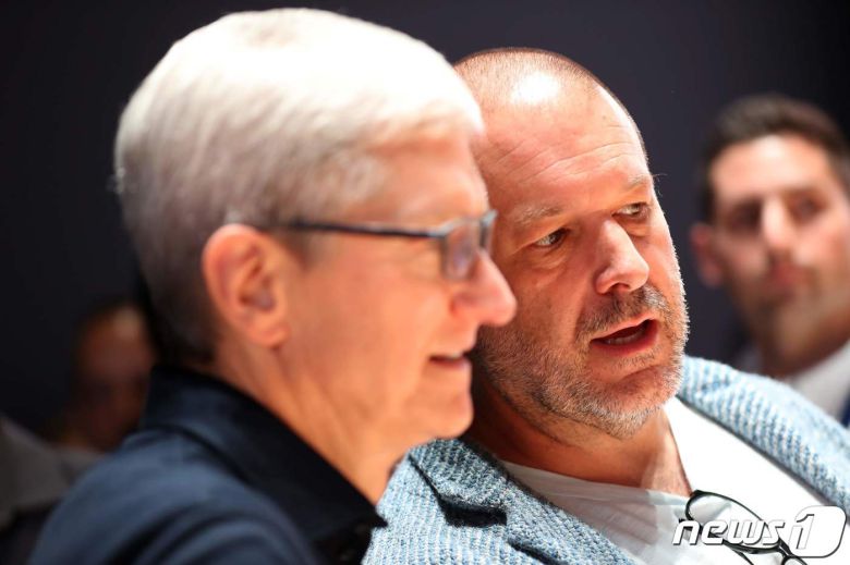 팀 쿡 애플 최고경영자(왼쪽)과 조니 아이브 애플 전 최고디자인책임자. ⓒ AFP=뉴스1 ⓒ News1 강민경 기자