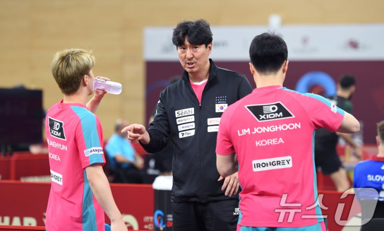 탁구 남자대표팀 오상은 감독이 18일(현지시간) 카타르 도하 카타르대학교 스포츠 콤플렉스에서 열린 2025 국제탁구연맹(ITTF) 세계선수권대회 남자복식 64강 경기를 펼치는 임종훈(오른쪽), 안재현에 이야기를 하고 있다. 2025.5.19/뉴스1 ⓒ News1 사진공동취재단