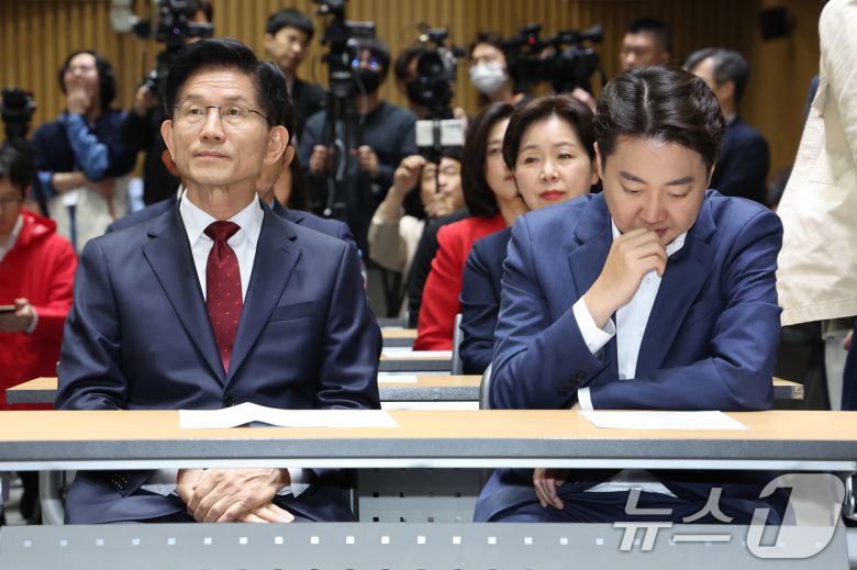 김문수 국민의힘 대통령 후보(왼쪽)와 이준석 개혁신당 대통령 후보가 19일 오전 서울 중구 서울시청에서 열린 '약자와 동행하는 서울 토론회'에 참석해 나란히 앉아 있다. 2025.5.19/뉴스1 ⓒ News1 민경석 기자