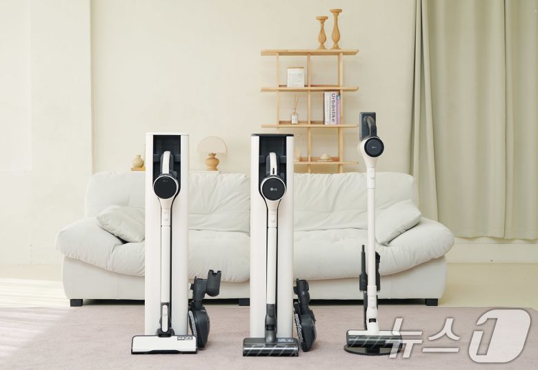 LG전자가 인공지능으로 고객의 사용 패턴을 분석해 청소기의 흡입력을 알아서 조절해 주는 무선청소기 'LG 코드제로 오브제컬렉션 A9 AI'를 출시했다고 30일 밝혔다. 사진은 왼쪽부터 A9 AI, A7 코어, A5 제품. (LG전자 제공. 재판매 및 DB 금지) 2025.4.30/뉴스1 ⓒ News1 이연주 기자
