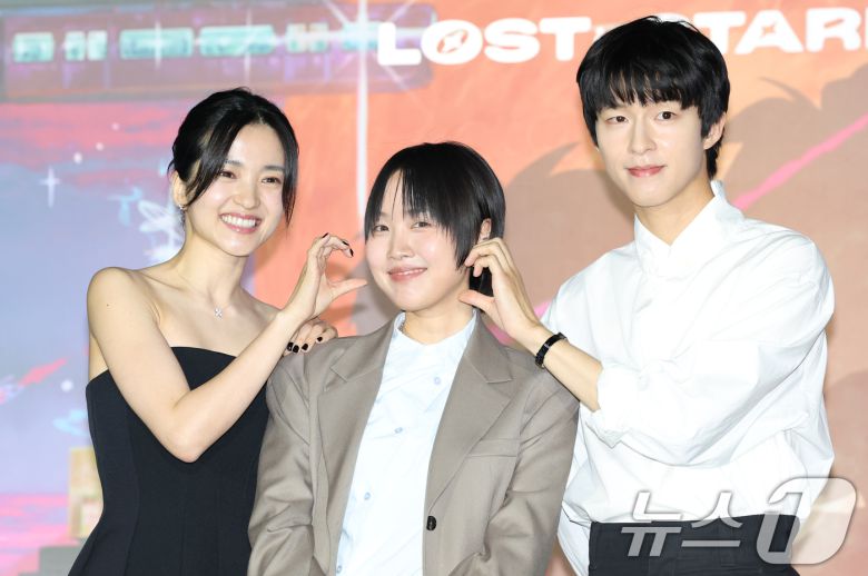 배우 김태리(왼쪽부터)와 한지원 감독, 홍경이 27일 오후 서울 광진구 자양동 롯데시네마 건대입구점에서 열린 영화 '이 별에 필요한' 언론시사회 및 기자간담회에 참석해 포즈를 취하고 있다. ‘이 별에 필요한’은 2050년 서울, 화성 탐사를 꿈꾸는 우주인 난영과 뮤지션의 꿈을 잠시 접어둔 제이가 만나 꿈과 사랑을 향해 나아가는 로맨스를 그렸다. 2025.5.27/뉴스1 ⓒ News1 권현진 기자