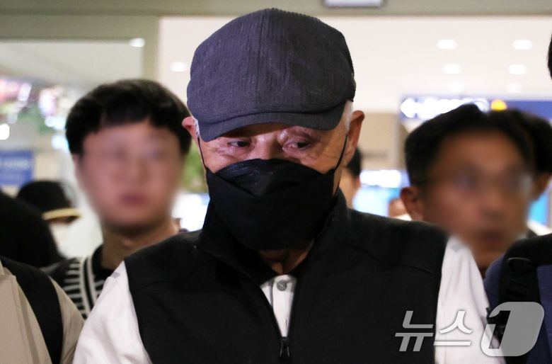 허재호 대주그룹 전 회장이 27일 오후 뉴질랜드에서 구인돼 인천공항으로 송환되고 있다. 허 전 회장은 특정범죄 가중처벌 등에 관한 법률 위반(조세) 혐의로 기소됐다. 2025.5.27/뉴스1 ⓒ News1 김명섭 기자