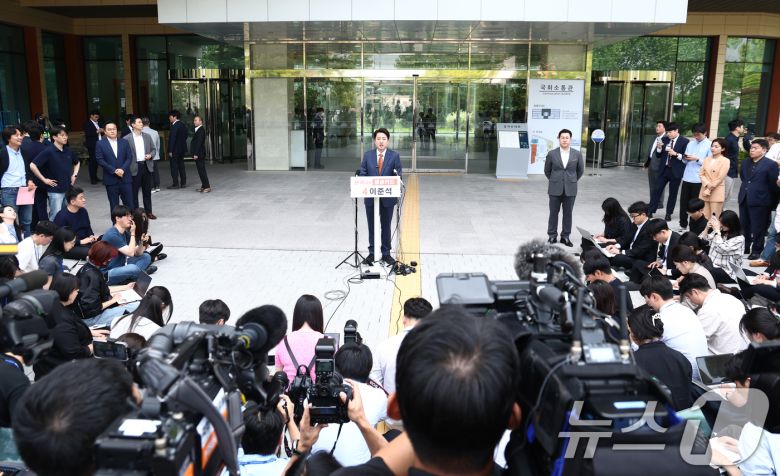 이준석 개혁신당 대통령 후보가 27일 오후 서울 여의도 국회 소통관 앞에서 긴급 기자회견을 하고 있다. 2025.5.27/뉴스1 ⓒ News1 김민지 기자