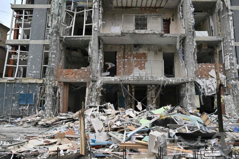 25일(현지시간) 우크라이나 키이우에서 러시아 군의 드론 공격을 받아 쑥대밭이 된 주거 빌딩이 보인다. 2025.05.26 ⓒ AFP=뉴스1 ⓒ News1 우동명 기자