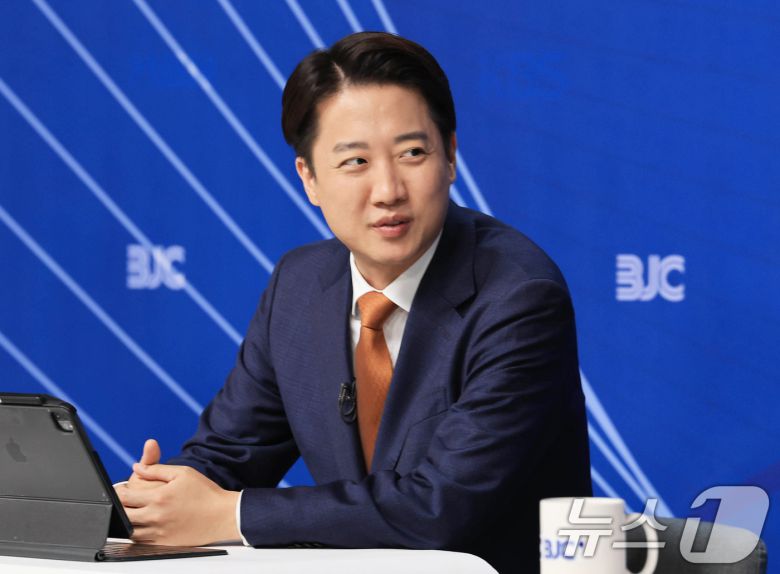 이준석 개혁신당 대통령 후보가 26일 오전 서울 양천구 한국방송회관에서 열린 한국방송기자클럽(BJC) 초청 토론회에서 패널들과 대화하고 있다. (공동취재) 2025.5.26/뉴스1 ⓒ News1 신웅수 기자