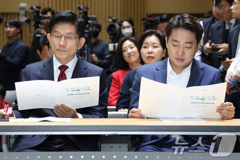 김문수 국민의힘 대통령 후보(왼쪽)와 이준석 개혁신당 대통령 후보가 19일 오전 서울 중구 서울시청에서 열린 '약자와 동행하는 서울 토론회'에 참석해 나란히 앉아 있다. 2025.5.19/뉴스1 ⓒ News1 민경석 기자