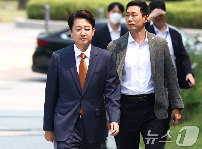 이준석 개혁신당 대통령 후보가 27일 오후 서울 여의도 국회 소통관 앞에서 긴급 기자회견을 하기 위해 이동하고 있다. 2025.5.27/뉴스1 ⓒ News1 김민지 기자