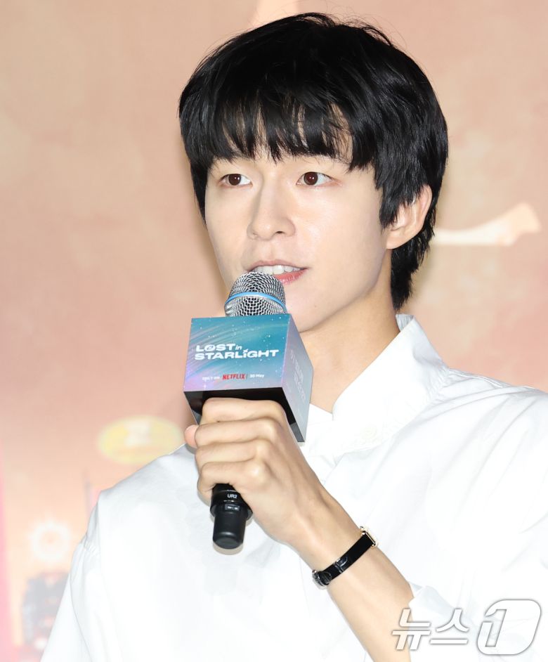 배우 홍경이 27일 오후 서울 광진구 자양동 롯데시네마 건대입구점에서 열린 영화 '이 별에 필요한' 언론시사회 및 기자간담회에 참석해 인사말을 하고 있다. ‘이 별에 필요한’은 2050년 서울, 화성 탐사를 꿈꾸는 우주인 난영과 뮤지션의 꿈을 잠시 접어둔 제이가 만나 꿈과 사랑을 향해 나아가는 로맨스를 그렸다. 2025.5.27/뉴스1 ⓒ News1 권현진 기자