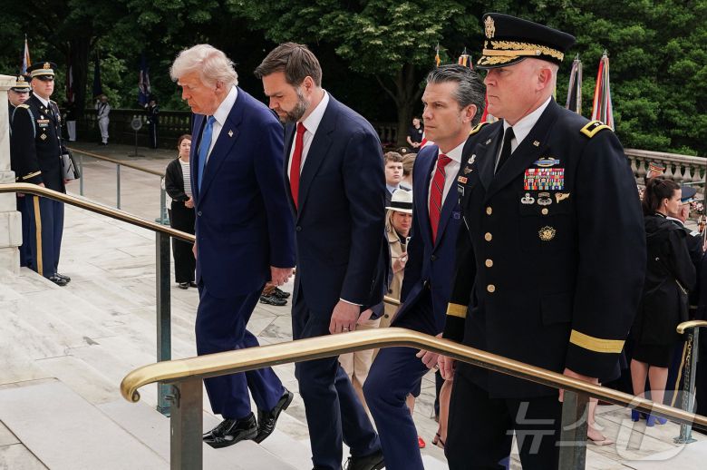 도널드 트럼프 미국 대통령, JD 밴스 부통령, 피트 헤그세스 국방부 장관이 26일(현지시간) 미국의 현충일인 '메모리얼 데이'(매년 5월 마지막 주 월요일)을 맞아 버지니아주 알링턴 국립묘지에서 열린 현충일 기념식에 참석하고 있다. 2025.05.26 ⓒ 로이터=뉴스1 ⓒ News1 류정민 특파원