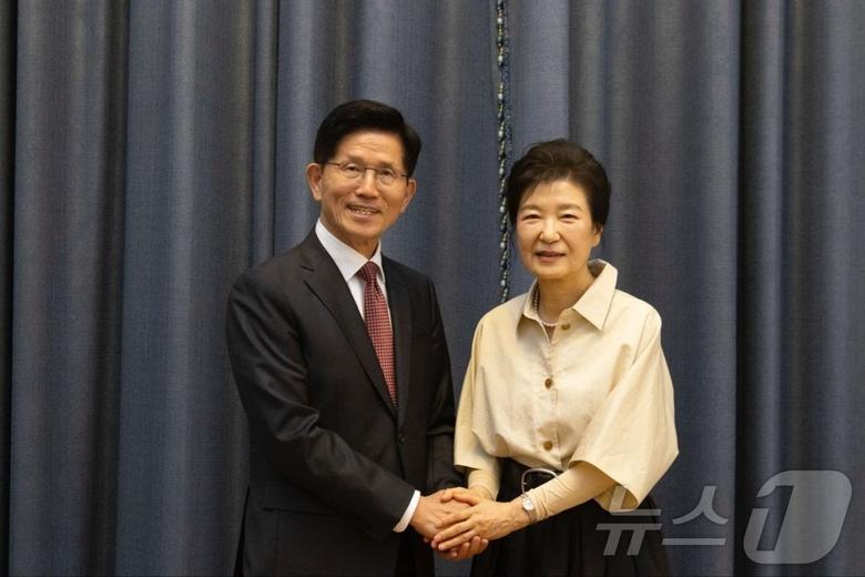 김문수 국민의힘 대통령 후보가 24일 대구 달성군 박근혜 전 대통령 사저에서 박 전 대통령을 예방하고 있다. (국민의힘 제공. 재판매 및 DB금지) 2025.5.24/뉴스1 ⓒ News1 김민지 기자
