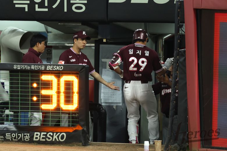 키움 히어로즈가 28일 열린 KBO리그 광주 KIA 타이거즈전에서 7-13으로 역전패했다. 팀 창단 후 최다 9연패 타이기록을 작성했고, KBO리그 월간 최다 21패 기록을 세웠다. (키움 히어로즈 제공)