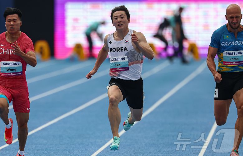 서민준(서천군청) 28일 경북 구미시민운동장에서 열린 '2025 구미아시아육상경기선수권대회' 남자 100m 준결승에서 역주하고 있다. 2025.5.28/뉴스1 ⓒ News1 김도우 기자